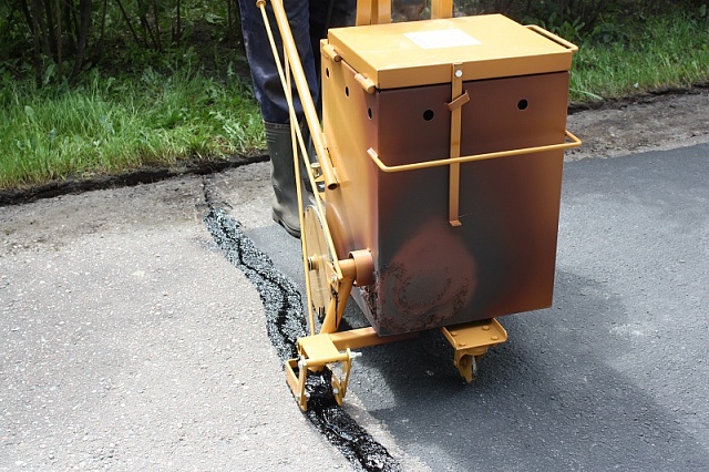 Начните с малого, с устранения трещин на асфальте